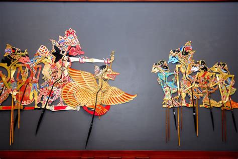  Dance of the Shadow Puppetry: A Mystical Journey Through Javanese Culture and Identity!