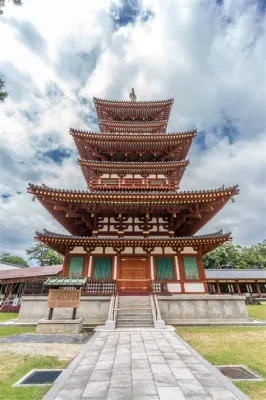  삼재도(Three-Storied Pagoda)의 우아한 선과 숭고함을 담은 색채!